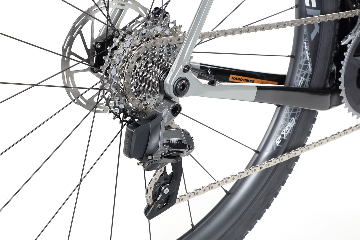 Haro Buzzard 1 – a gravel bike with a carbon frame and a SRAM Rival AXS drivetrain