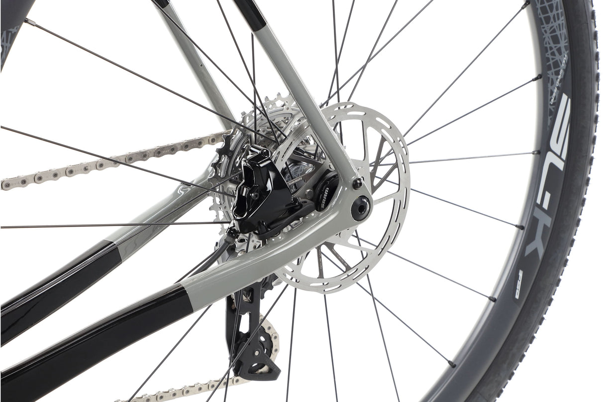 Haro Buzzard 1 – a gravel bike with a carbon frame and a SRAM Rival AXS drivetrain