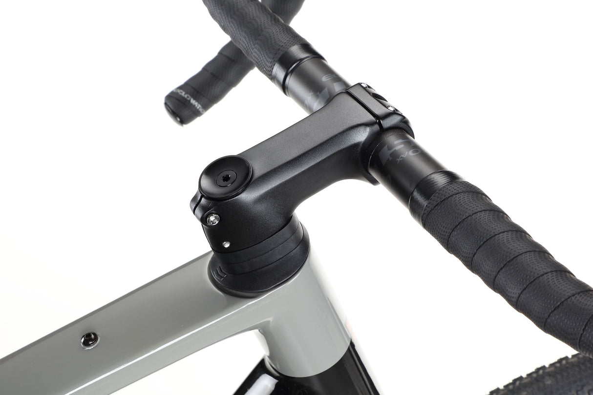 Haro Buzzard 1 – a gravel bike with a carbon frame and a SRAM Rival AXS drivetrain