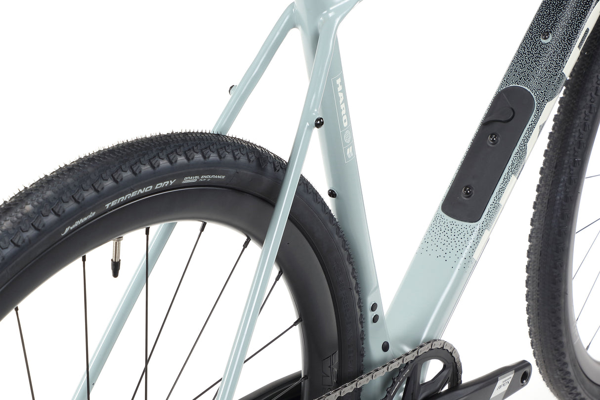 Haro Buzzard Carbon 2 – a gravel bike with a carbon frame and a SRAM Apex drivetrain