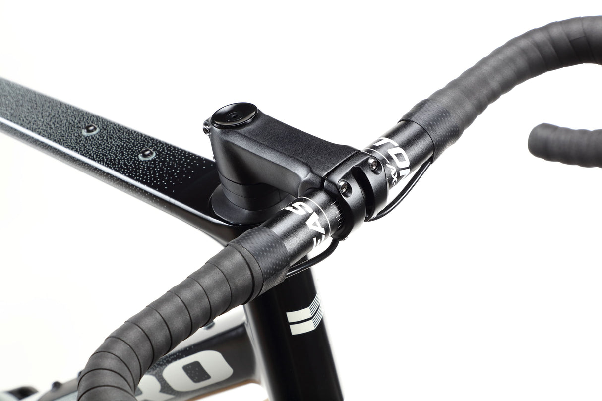 Haro Buzzard Carbon 2 – a gravel bike with a carbon frame and a SRAM Apex drivetrain