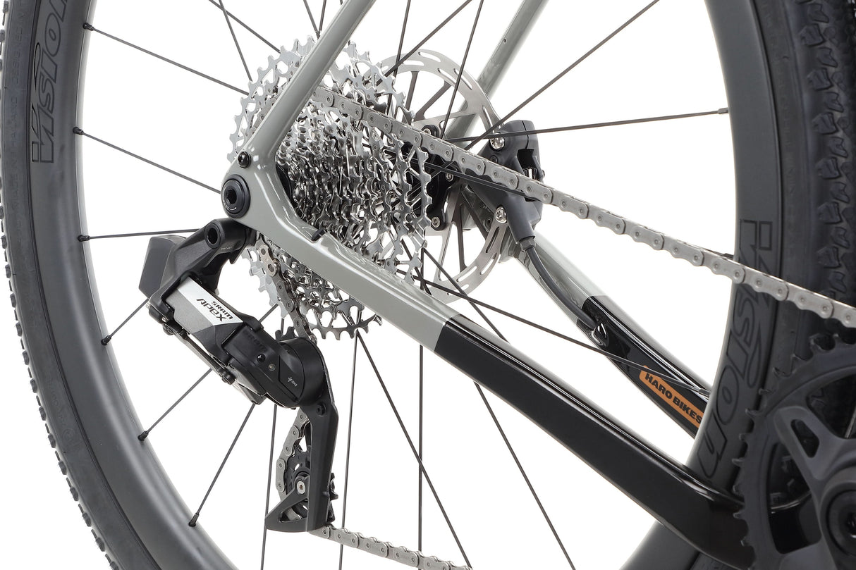 Haro Buzzard Carbon 2 – a gravel bike with a carbon frame and a SRAM Apex drivetrain