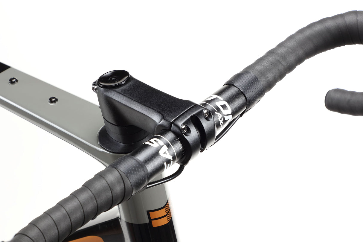 Haro Buzzard Carbon 2 – a gravel bike with a carbon frame and a SRAM Apex drivetrain