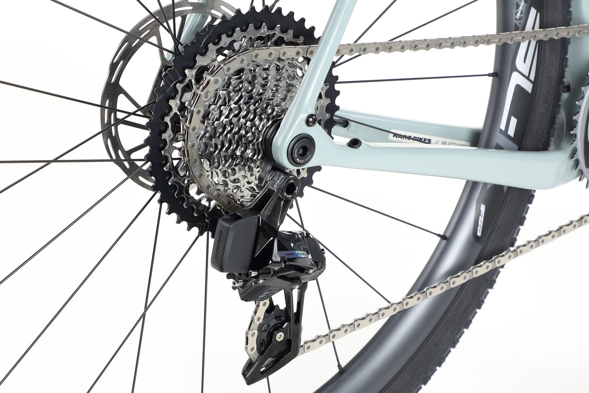 Haro Buzzard TS – a gravel racing bike with a carbon frame and SRAM Force