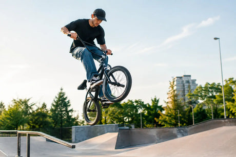 Trendy we freestyle BMX, które widać na spotach