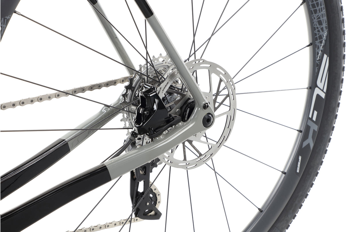 Haro Buzzard 1 – a gravel bike with a carbon frame and a SRAM Rival AXS drivetrain