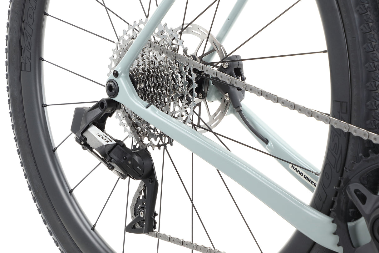 Haro Buzzard Carbon 2 – a gravel bike with a carbon frame and a SRAM Apex drivetrain